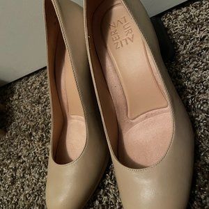 Naturalizer pumps in tender taupe, perfect condition